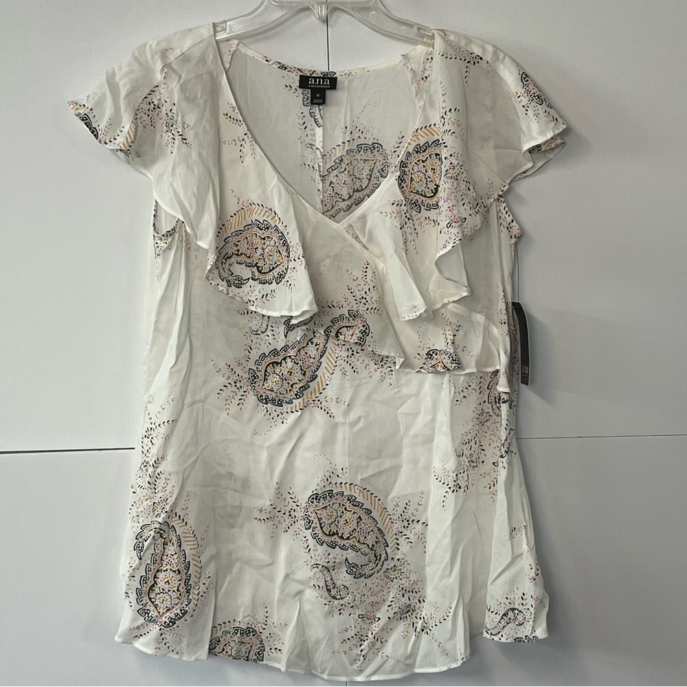 NEW Women’s a.n.a A New Approach White Paisley top. Size Medium.